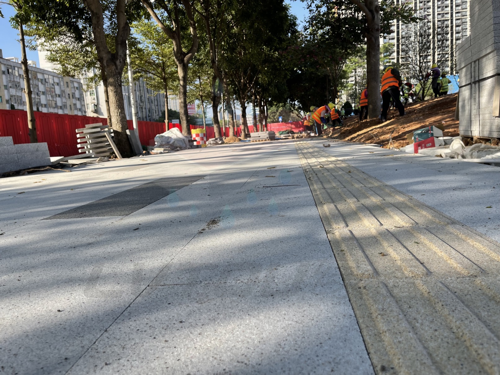 深圳光明东长路人行道提升